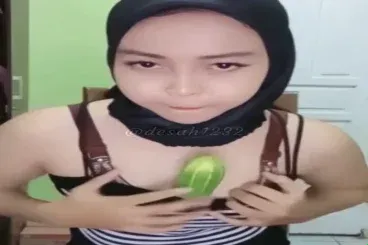 Cewek Jilbab Bohay Live Colmek Pakai Timun Gede Sampe Basah