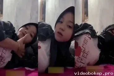 Hijab Toge Melet Live TikTok, Ngangkang Minta Memek Dijilatin Basah